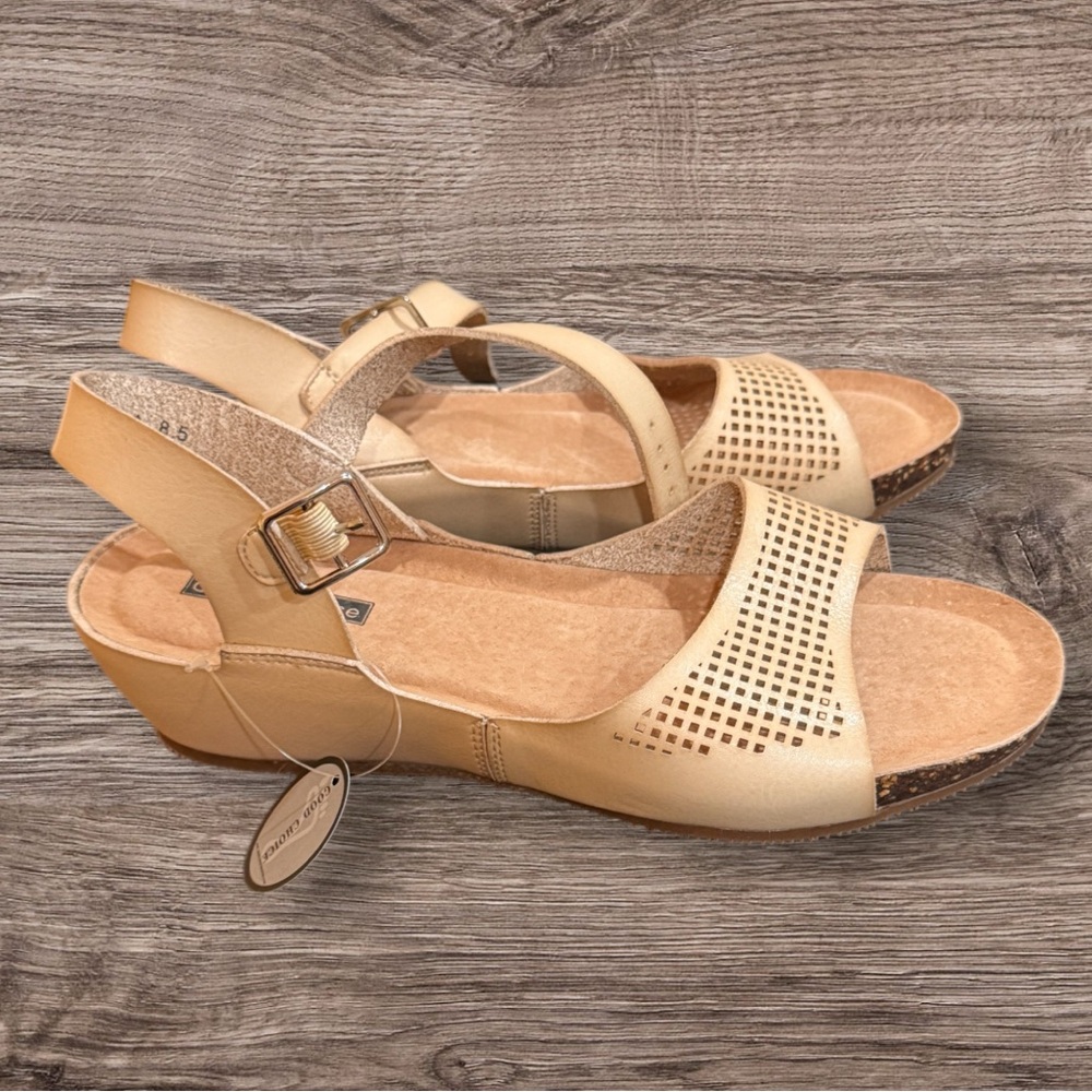 Good Choice Beige leather sandals size 8.5
